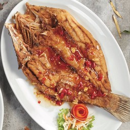 ปลากะพงทอดราดพริก