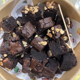 บราวนี่เนื้อหนึบ หั่นชิ้นพอดีคำ