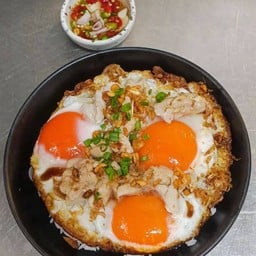 ข้าวไข่ดาว หน้าหมูสับเหยาะซอสต้นหอมซอย