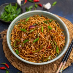 Veg garlic noodles