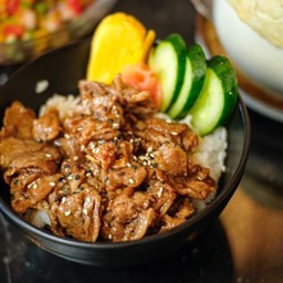 ข้าวญี่ปุ่นหน้าเนื้อย่างยาคินิคุ