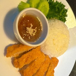 ข้าวไก่ทอดกรอบน้ำจิ้มแจ่ว