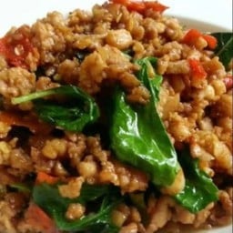 กระเพราไก่สับราดข้าว