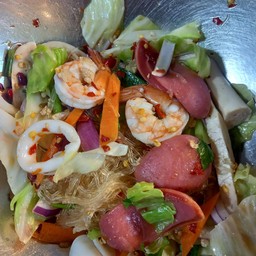 ยำวุ้นเส้นรวมมิตร ใช้มะนาวสดค่ะ