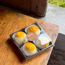 ขนมเปี๊ยะไส้ถั่วไข่