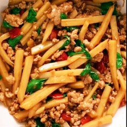 กระเพราไก่สับหน่อไม้เส้นราดข้าว