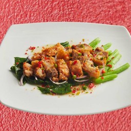 ยำคะน้าหมูกรอบ