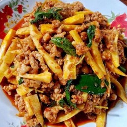 ผัดพริกแกงไก่สับหน่อไม้เส้นราดข้าว