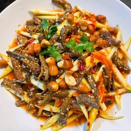 ยำมะม่วงปลากรอบ