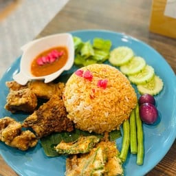 ข้าวผัดน้ำพริกปลากะพงทอด