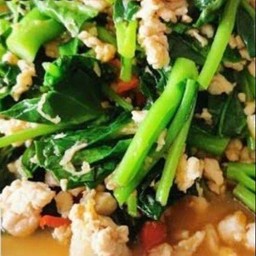 ผัดคะน้าไก่สับราดข้าว