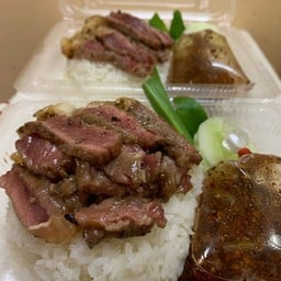 ข้าวหน้าเนื้อย่างจิ้มแจ่ว