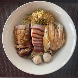 ก๋วยเตี๋ยว (หมูแดง หมูกรอบ ไก่ ลูกชิ้น)