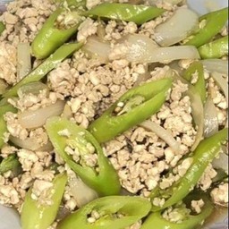 ผัดพริกหยวกไก่สับราดข้าว