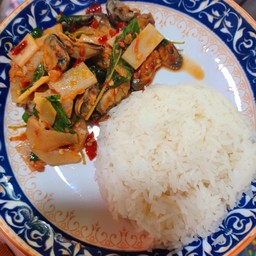 กะเพราหอยแมลงภู่ หน่อไม้ดองราดข้าว