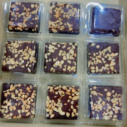 บราวนี่ช็อคโกแลตหนึบ 4 ชิ้น