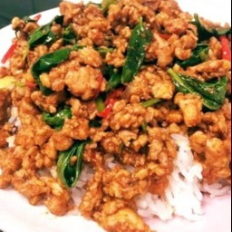 ผัดพริกแกงไก่สับราดข้าว