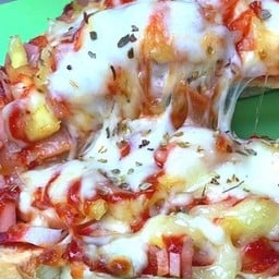 ปังพิซซ่าแฮม ปูอัด ไส้กรอก