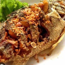 ปลาทอดกระเทียม