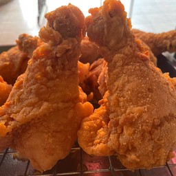 น่องไก่ใหญ่ทอดกรอบ