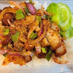 ข้าวยำแซ่บหมูสามชั้น