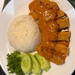 ข้าวไก่ทอดกรอบซอสแพนง