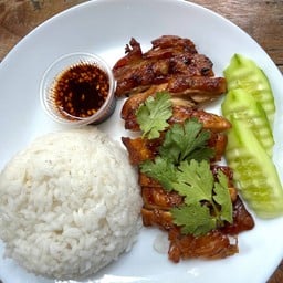 ข้าวหน้าไก่ย่างน้ำจิ้มแจ่วรสเด็ด