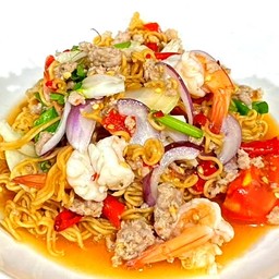 ยำมาม่า กุ้ง หมูสับ