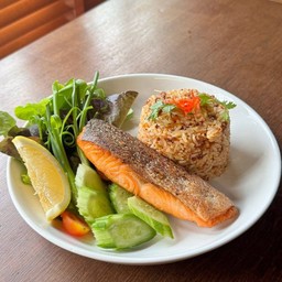 ข้าวผัดน้ำพริกหมูคั่ว แซลม่อนย่าง