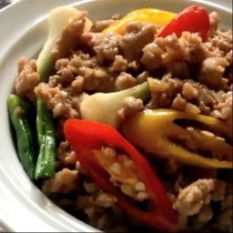 ไก่สับผัดน้ำมันหอยราดข้าว