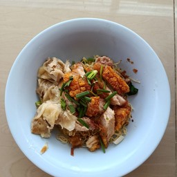 หมี่เกี๊ยวหมูกรอบ