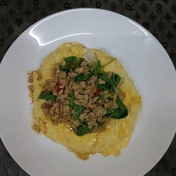 ข้าวไข่ข้นกะเพราหมูสับ