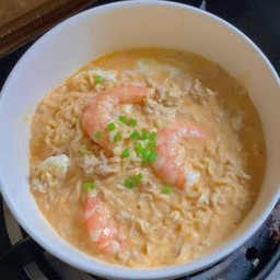 ต้มยำกุ้งหมูสับมาม่าใส่ไข่