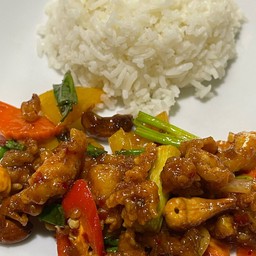 ข้าว ราดไก่ผัดเม็ดมะม่วง