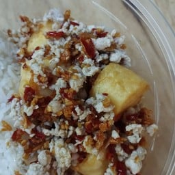 ข้าวเต้าหู้หมูสับผัดพริกเกลือ