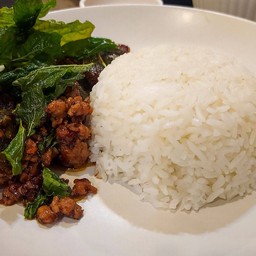 กะเพราไข่เยี่ยวม้า (ราดข้าว)