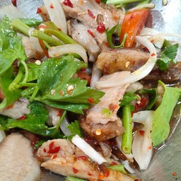 ยำคอหมูย่าง