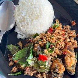 ข้าวกระเพราไข่เยี่ยวม้า