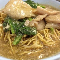 ราดหน้าเส้นหมี่เหลืองหมูนุ่ม