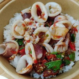 ข้าวราดกะเพราปลาหมึก