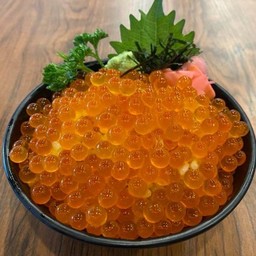ข้าวหน้าไข่ปลาแซลมอน