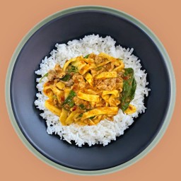 ข้าวพริกแกงหน่อไม้หมูชิ้น