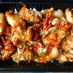 หมูกรอบคั่วพริกเกลือราดข้าว