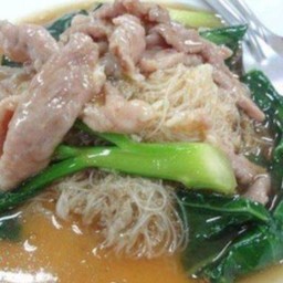 ราดหน้าหมี่ขาวหมูนุ่ม
