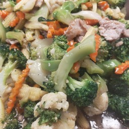 ผัดผักใส่หมู