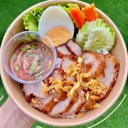ข้าวหมูทอด+ไข่ต้ม  น้ำจิ้มแจ่ว โรยหอมเจียว