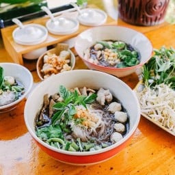 เข้าท่า ก๋วยเตี๋ยวเรือ ต้นตำรับ สาขา 1 สาขา 1 ถนนกวงเฮง เลยแยกที่จะเลี้ยวไปประกันสังคม 50 เมตร
