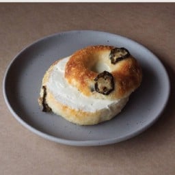 เชดด้า จาลาปีโน เบเกิ้ล + ครีมชีส