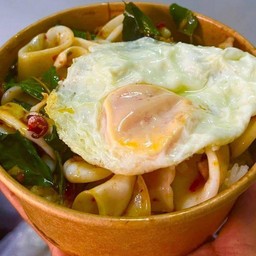 กระเพราปลาหมึก + ไข่ดาว