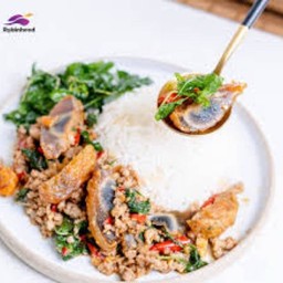 ข้าวกระเพราไข่เยี่ยวม้า